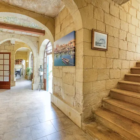 A Lovely 4br Townhouse In Gozo With Pool By 360 Estates 가르브