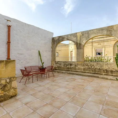 A Lovely 4br Townhouse In Gozo With Pool By 360 Estates 가르브